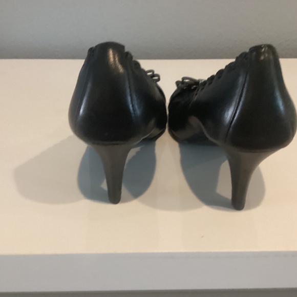 Tory Burch Romy Patent Cap Toe Bow Logo Heels Black Ruffle Size 7.5 M - Picture 4 of 12